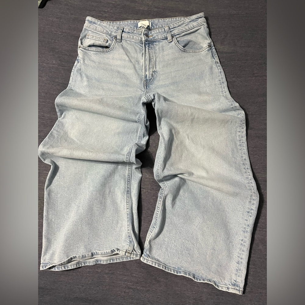 H&M Women's Relaxed Fit Light Blue Jeans